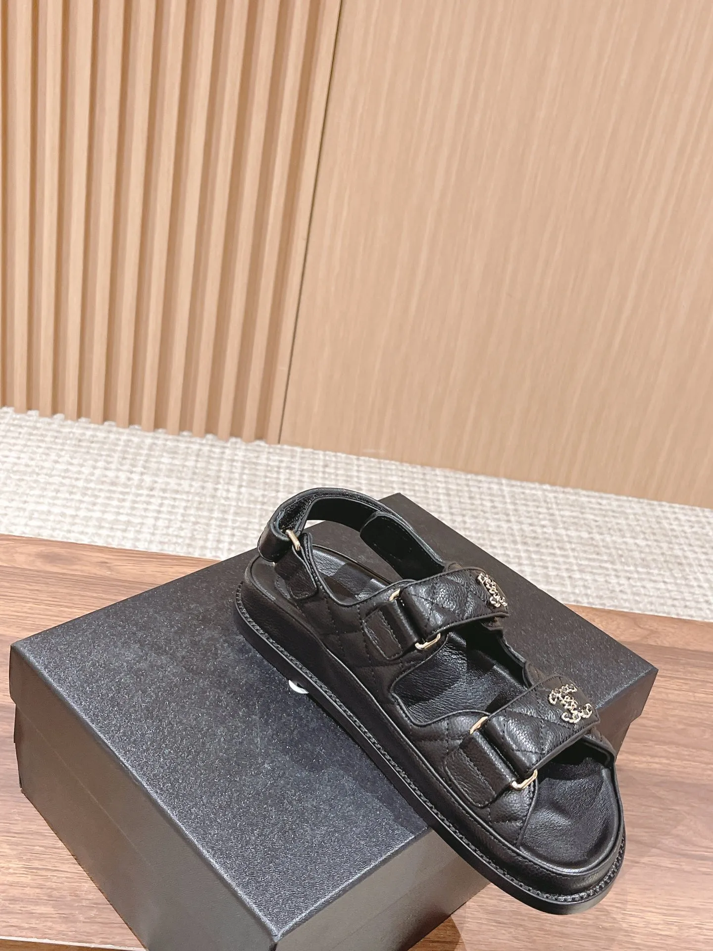 👟👟Ex-factory price 480👟👟 Women's Shoes Women's Clothes #Leather CHANEL Xiaoxiang Sandals/King of Out of Stock at Counters 2023ss hot-selling all-genuine leather Velcro sandals I buy Chanel Velcro sandals every year, a versatile and versatile artifact, durable for summer beaches 🏖️, this spring and summer must-have item! ❶The upper is imported pebbled cowhide/customized original satin, with good texture and delicate leather ❷Mold-opening imported resin logo hardware buckle/Au diamond hardware buckle ❸The lining is imported lambskin, Italian🇮🇹leather outsole ❹Size: 35-40M